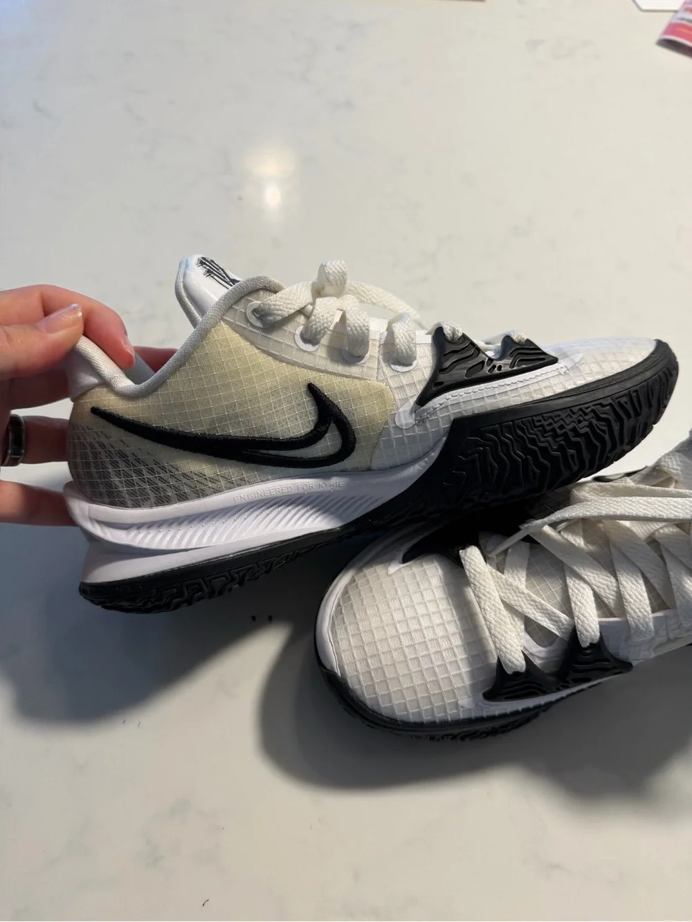 Nike Kyrie Low 4 TB basketball sneaker